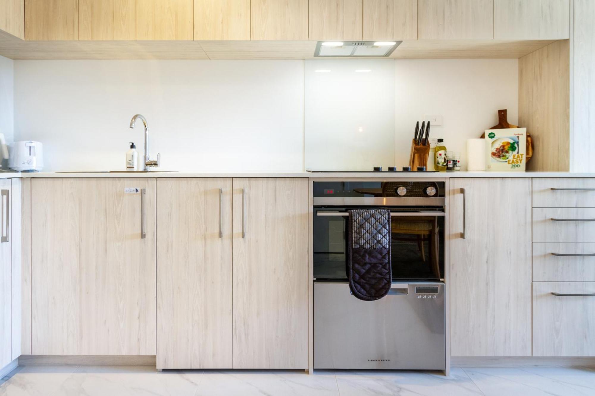 Downtown Delight: Studio At 8 Wilmer With Backyard 크라이스트처치 외부 사진